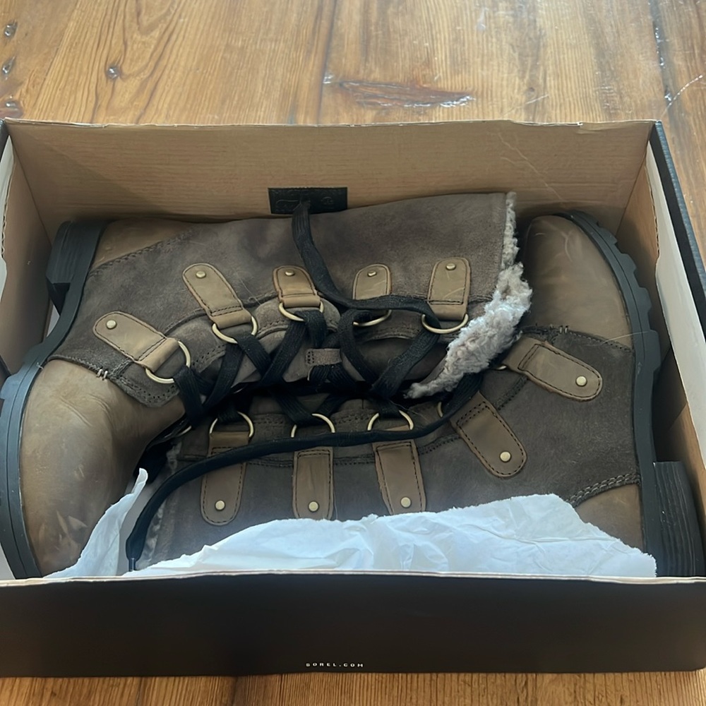 Sorel tan and light brown tie up boots